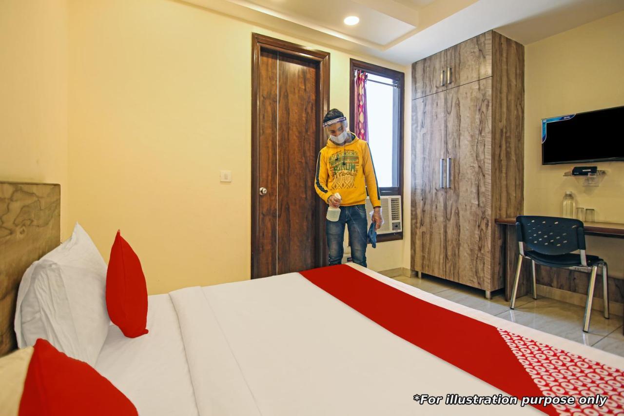 Super Hotel O Hotel Gold Star New Delhi Exteriör bild