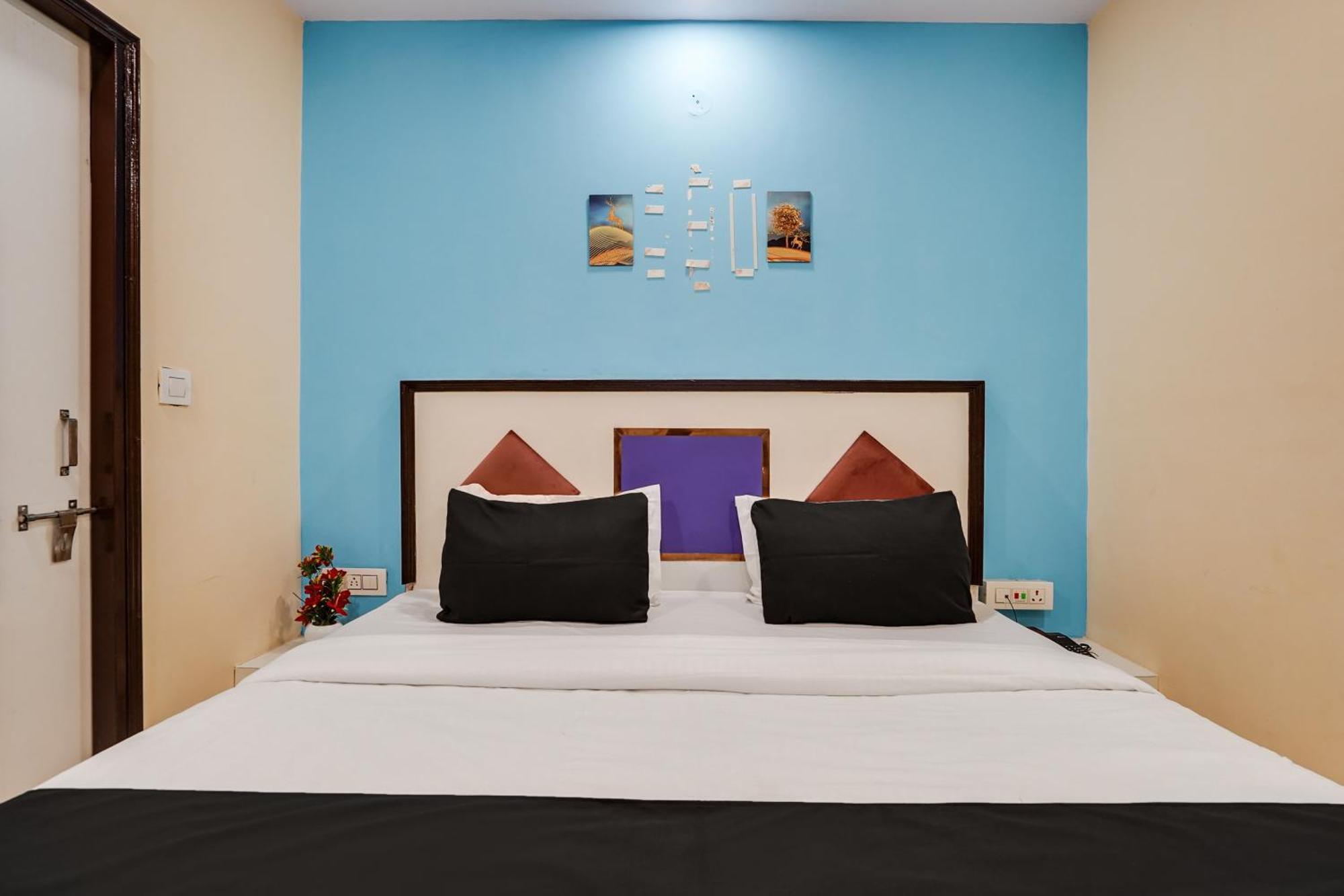 Super Hotel O Hotel Gold Star New Delhi Exteriör bild