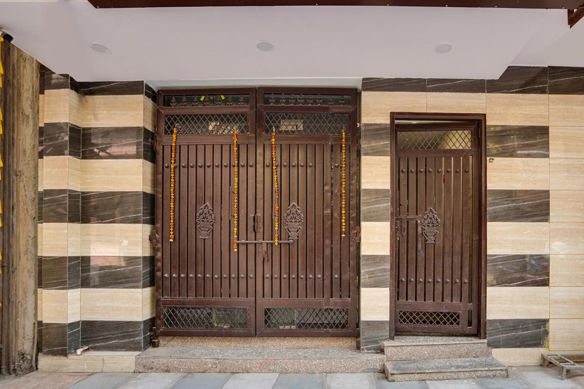 Super Hotel O Hotel Gold Star New Delhi Exteriör bild