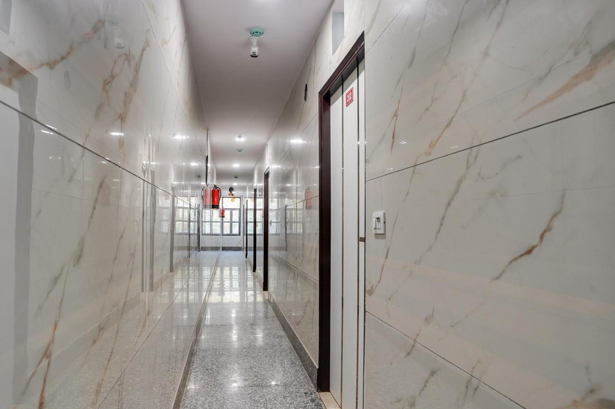 Super Hotel O Hotel Gold Star New Delhi Exteriör bild