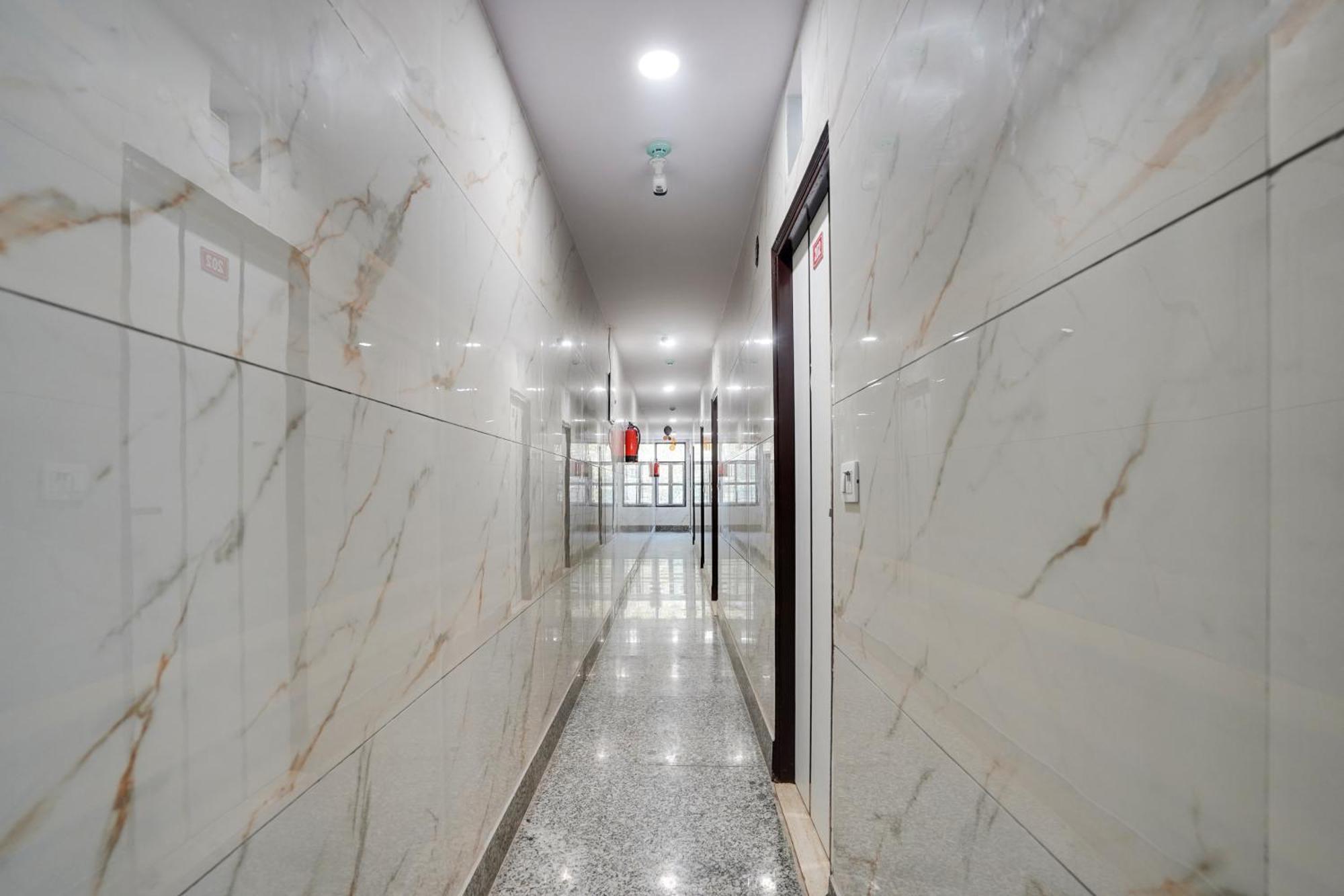 Super Hotel O Hotel Gold Star New Delhi Exteriör bild